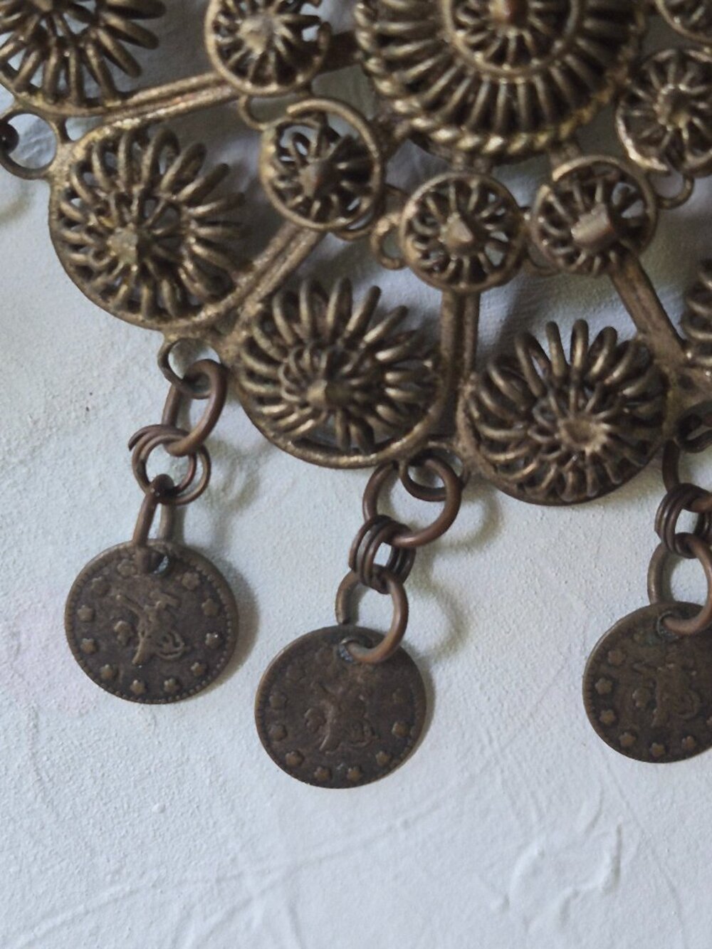 Vintage festoon-style bib Tribal Necklace made of brass with ornate filigree - Picture 8 of 10